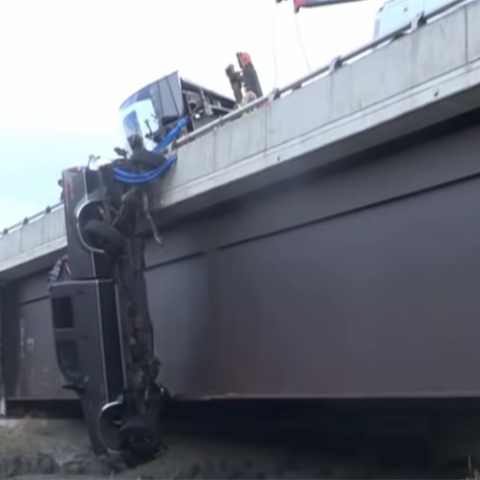 Δραματική διάσωση ζευγαριού. Το ΙΧ τους κρεμόταν από 30 μέτρα