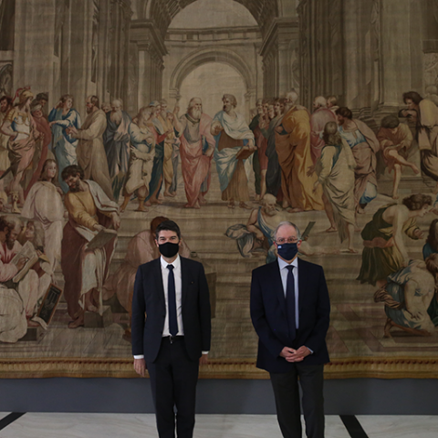 Ο πρόεδρος της Βουλής Κωνσταντίνος Τασούλας (Δ) και ο Γάλλος Πρέσβης Patrick Maisonnave (Α) παρευρέθηκαν σήμερα στην αποκάλυψη της ταπισερί, «Η Σχολή των Αθηνών» του Ραφαήλ,  στο περιστύλιο της Βουλής των Ελλήνων