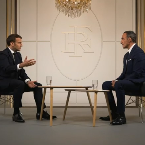 Στιγμιότυπο από τη συνέντευξη του Εμανουέλ Μακρόν στον Νίκο Αλιάγα