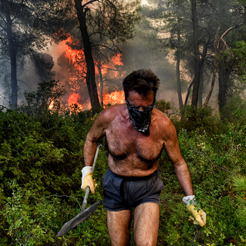 Κόρινθος: Φωτιά καίει δασική έκταση στο Χιλιομόδι