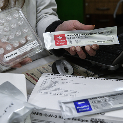 ΞΕΚΙΝΗΣΕ Η ΔΙΑΘΕΣΗ ΤΩΝ SELF TEST ΓΙΑ ΚΟΡΟΝΟΪΟ ΣΤΑ ΦΑΡΜΑΚΕΙΑ