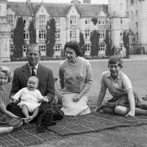 Βασίλισσα Ελισάβετ και πρίγκιπας Φίλιππος, με τα παιδιά τους: πρίγκιπα Άντριου, πριγκίπισσα Άννα και πρίγκιπα Κάρολο