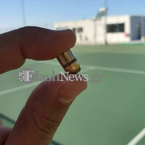 Αδέσποτη σφαίρα καρφώθηκε σε γήπεδο τένις εν ώρα αγώνα