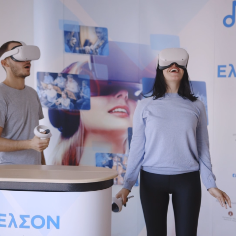 Γυναίκα και άνδρας που φοράνε στο κεφάλι συσκευή VR