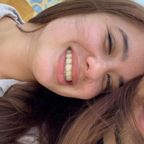 Η Καρολάιν δίπλα στο σύζυγό της χαμογελαστή©Instagram