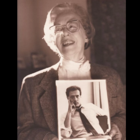 Η Μάνφορντ κρατά φωτογραφία του γιου της, Μόρτυ