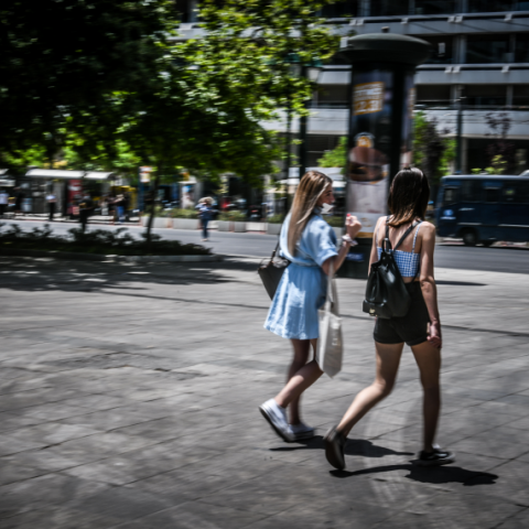 Κοπέλες περπατάνε στο κέντρο της Αθήνας © AΠΕ - Κρούσματα στην Αττική σήμερα  7/7