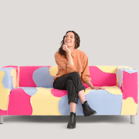Γυναίκα που κάθεται σε χρωματιστό καναπέ