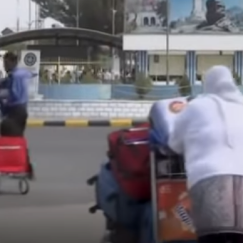 Aποχώρηση πολιτών από τo αεροδρόμιο της Καμπούλ © YouTube