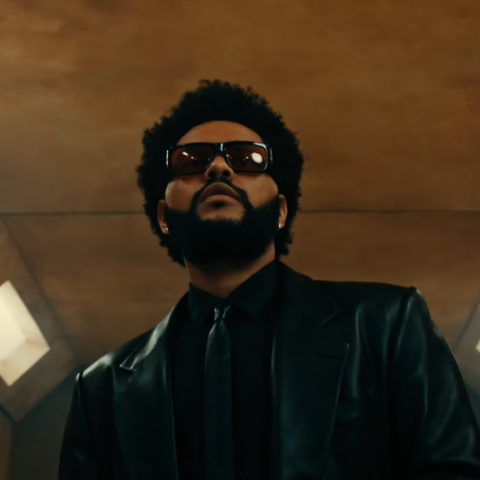 Ο τραγουδιστής The Weeknd με μαύρα γυαλιά και μαύρα ρούχα