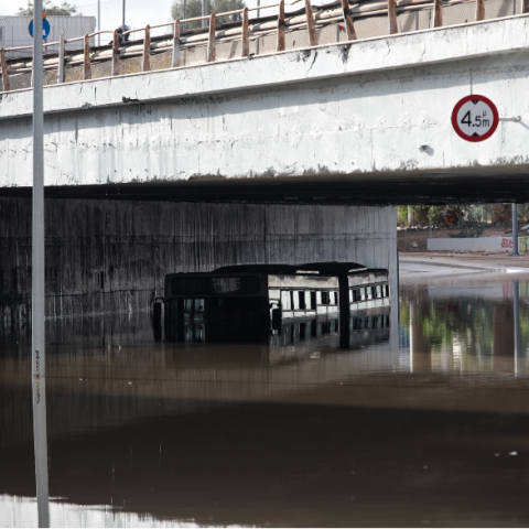 Πλημμυρισμένη η παλιά Παραλιακή στο ύψος του «Σταύρος Νιάρχος»