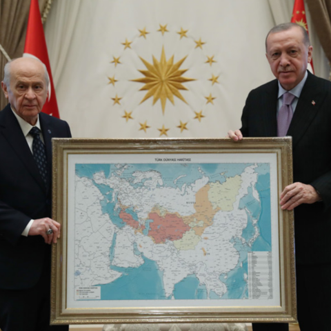 Στη φωτογραφία, που μετέδωσε η τουρκική εφημερίδα Yeni Safak, εμφανίζονται ολόκληρη η Κύπρος και η Δυτική Θράκη στα χρώματα των υπολοίπων «τουρκικών κρατών».