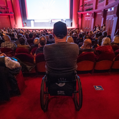 Άτομο με αναπηρια σε θεατρική παράσταση