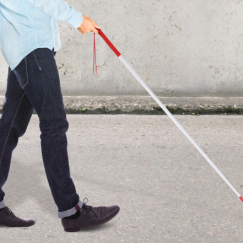 Ιταλία: Συνελήφθη ένας "τυφλός" που οδηγούσε και χάζευε τις βιτρίνες - Κατηγορείται και για άλλες απάτες	