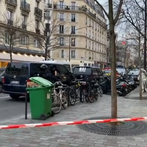 Παρίσι: Άνδρας κρατά ομήρους δύο γυναίκες υπό την απειλή μαχαιριού