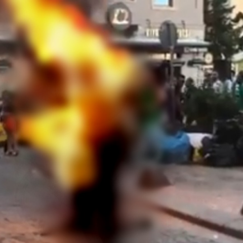 Νεαρός αυτοπυρπολήθηκε στην Κωνσταντινούπολη και τον τραβούσαν βίντεο