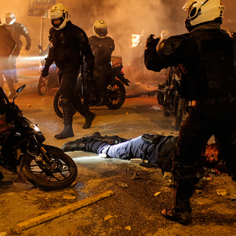 Τραυματισμένος αστυνομικός κατά τη διάρκεια συγκρούσεων με διαδηλωτές στην πορεία διαμαρτυρίας κατοίκων και συλλογικοτήτων κατά της αστυνομικής βίας, στην Νέα Σμύρνη