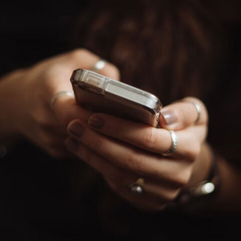 Κινητό τηλέφωνο στα χέρια γυναίκας