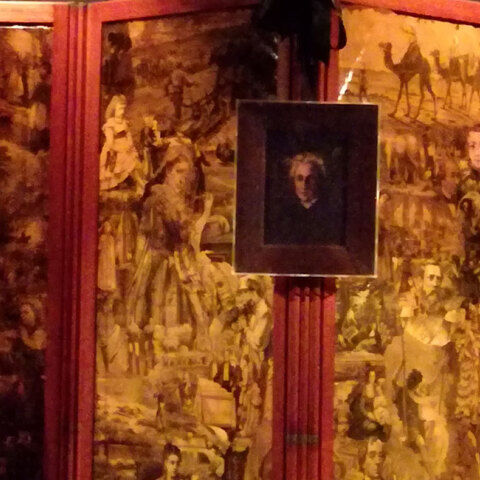 Το παραβάν με φωτογραφίες και χαρακτικά εποχής