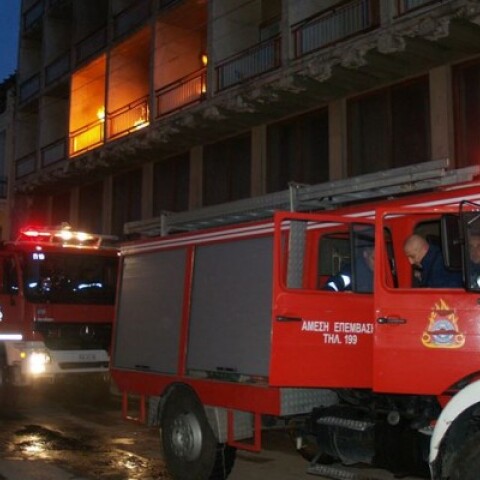 Φωτιά τώρα σε εγκαταλελειμμένο κτήριο στο κέντρο της Αθήνας