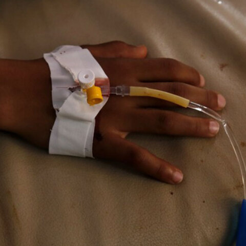 Ασθενής με χολέρα στην Αφρική δέχεται αγωγή 