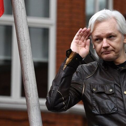 Ο Τζούλιαν Ασάνζ