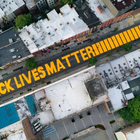 Tο σύνθημα Black Lives Matter σε δρόμο