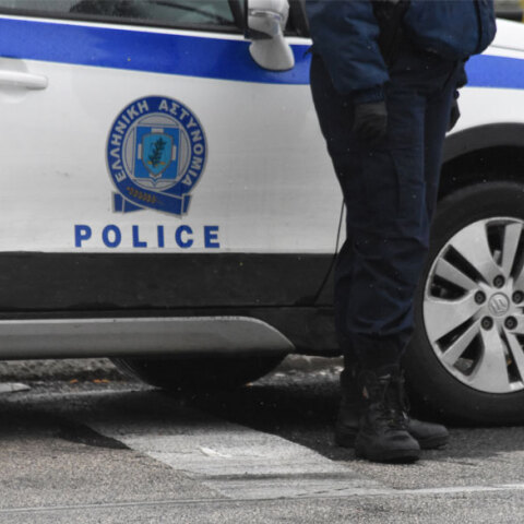 Αστυνομικός έξω από περιπολικό της ΕΛ.ΑΣ (ΦΩΤΟ ΑΡΧΕΙΟΥ)