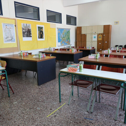 Θρανία σε σχολική αίθουσα