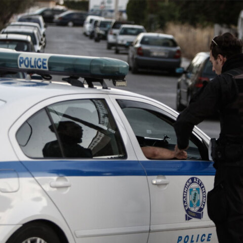 Αστυνομικός έξω από περιπολικό 