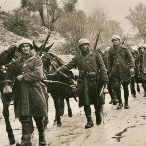 Την 28η Οκτωβρίου 1940 κηρύχθηκε ο ελληνοϊταλικός πόλεμος μετά το ιστορικό «ΟΧΙ», με Έλληνες στρατιώτες να πολεμούν τους Ιταλούς εισβολείς