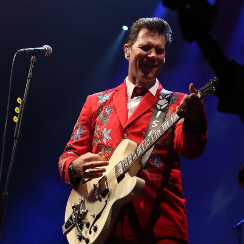 O Chris Isaak παίζει κιθάρα στη σκηνή