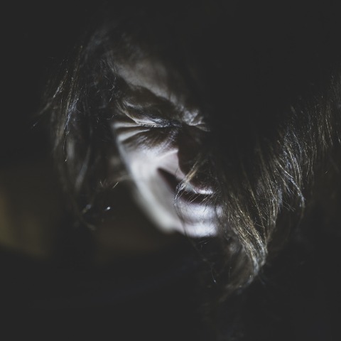 Πορτρέτο γυναίκας που πονά