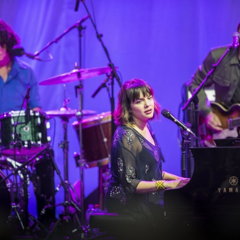 H Norah Jones παίζει πιάνο σε συναυλία