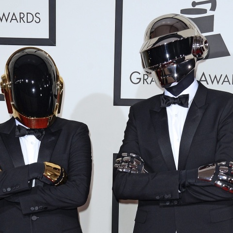 Οι Daft Punk με κοστούμια και κράνη στα βραβεία Grammy