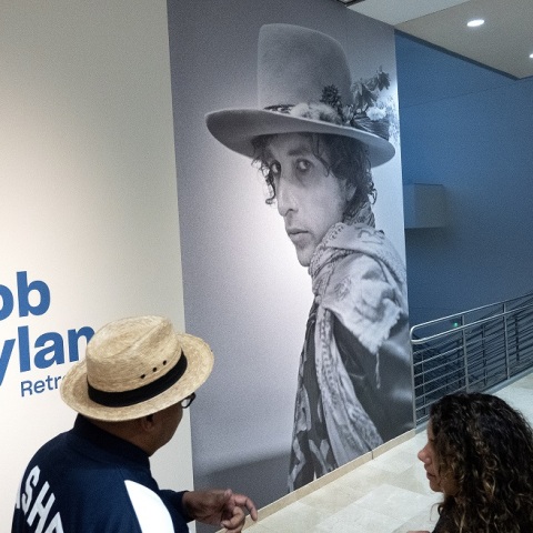 Άνθρωποι σε έκθεση για τον Bob Dylan