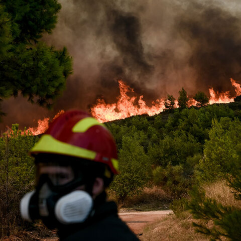 Στιγμιότυπο από τη φωτιά στη Βαρυμπόμπη