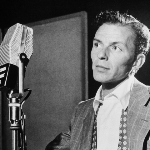 Ο Φρανκ Σινάτρα μπροστά σε μικρόφωνο