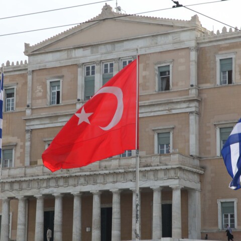 Σημαίες της Ελλάδας και της Τουρκίας έξω από τη Βουλή των Ελλήνων