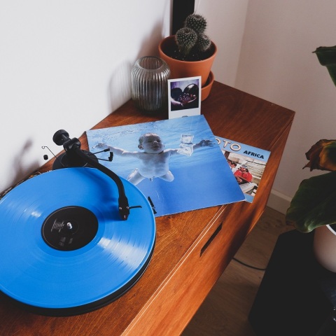 Πικάπ που παίζει το βινύλιο του άλμπουμ Nevermind των Nirvana