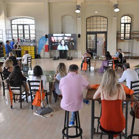 Καθηγητές και μαθητές σε σεμινάριο