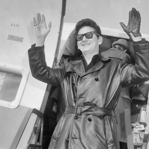 Ο τραγουδιστής Roy Orbinson κατεβαίνει από αεροπλάνο