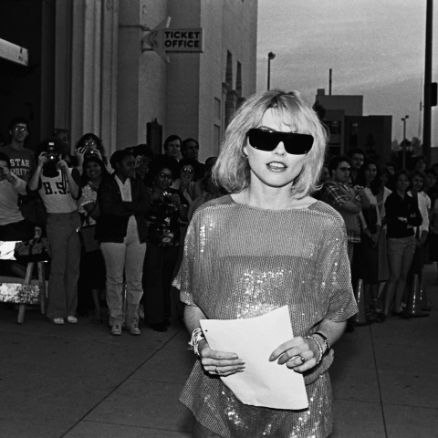 Η Debbie Harry των Blondie με μαύρα γυαλιά - Βραβεία Γκράμι 1980