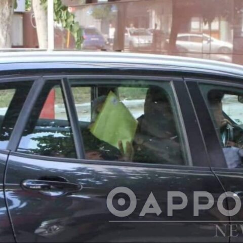 O 50χρονος δράστης της επίθεσης με καυστικό υγρό στη Μεσσήνη μέσα στο αυτοκίνητο μεταγωγής του στον εισαγγελέα