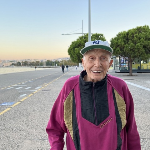 Εκατοντάχρονος από τη Θεσσαλονίκη περπατά καθημερινά 4 χιλιόμετρα στην παραλία - «Η ζωή είναι πολύ γλυκιά και πρέπει να τη γευόμαστε», δηλώνει. 