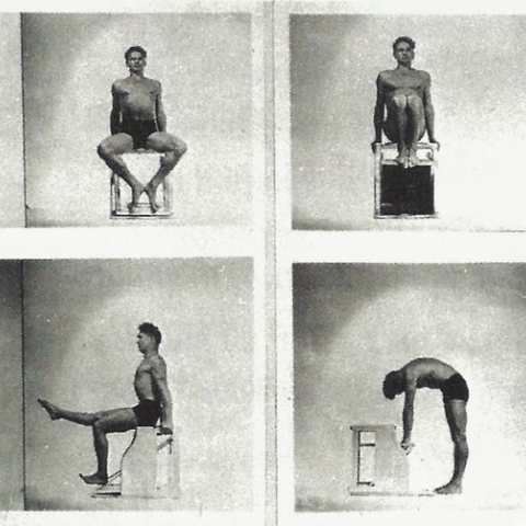 Ο Τζόζεφ Πιλάτες δείχνει ασκήσεις στη Wunda Chair