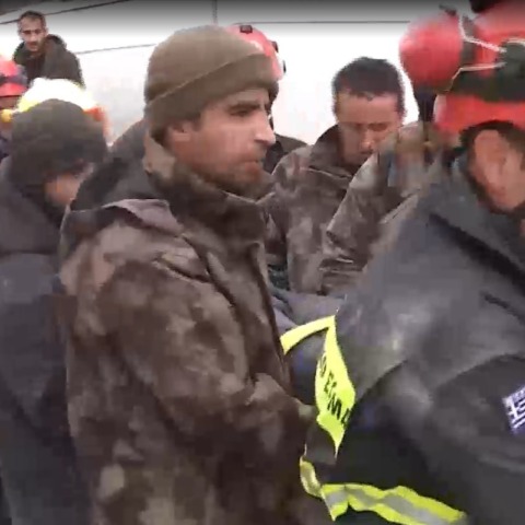 Μέλη της ΕΜΑΚ επιχειρούν και απεγκλωβίζουν πολίτες στα χαλάσματα μετά τον σεισμό στην Τουρκία