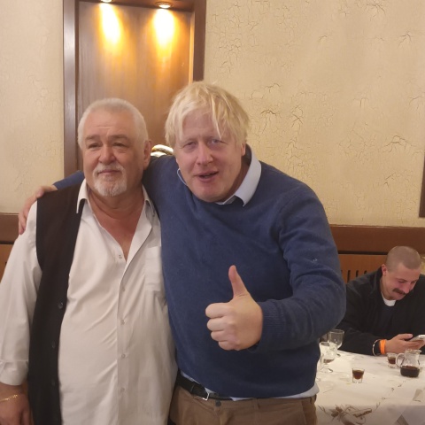 Ο πρώην πρωθυπουργός της Βρετανίας, Μπόρις Τζόνσον, σε ταβέρνα των Καλαβρύτων