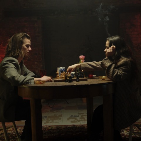 Οι Hume Assine παρουσιάζουν το νέο τραγούδι «Detox» που έγραψαν για την τοξικότητα στον πολιτικό βίο και στα social media.