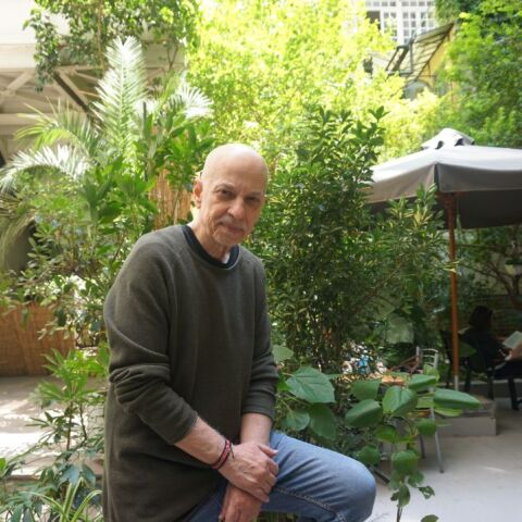 Aπό τον Νέο Κόσμο στο Κουκάκι: Η προσωπική διαδρομή του συγγραφέα Άρη Σφακιάνακη